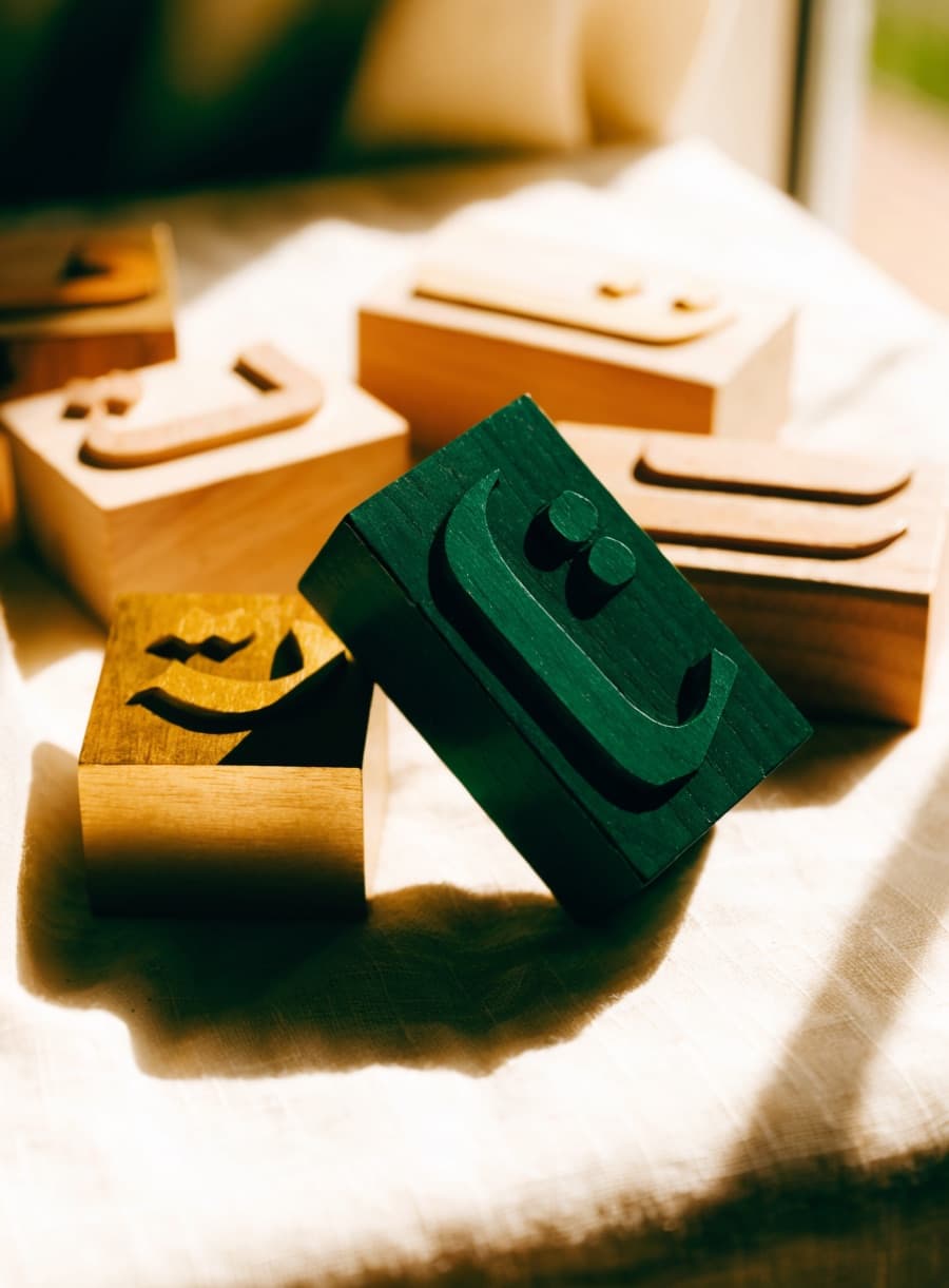 Blocs de bois aux lettres de l'alphabet arabe